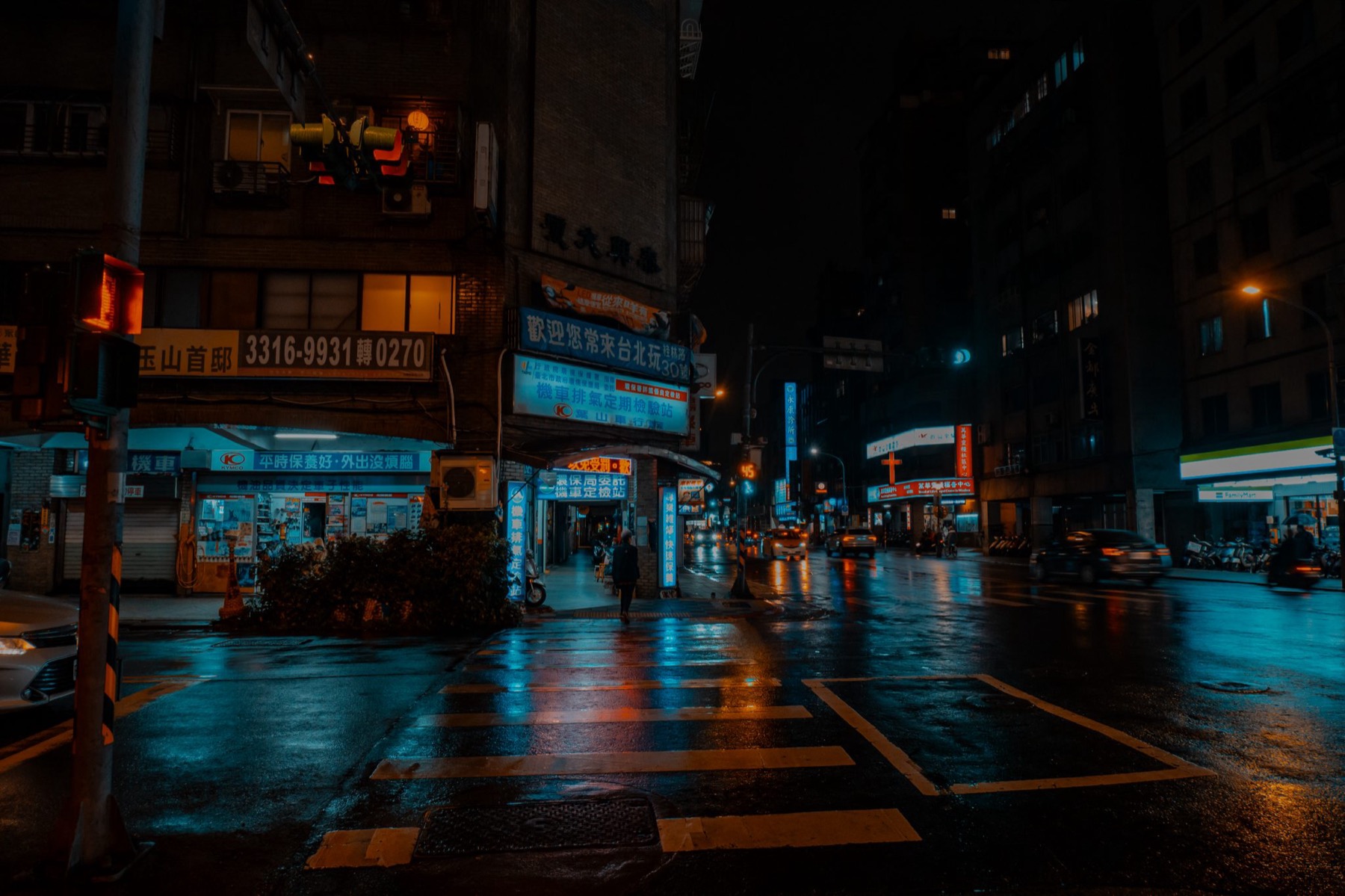 雨夜霓虹街头，路面反射彩色灯光